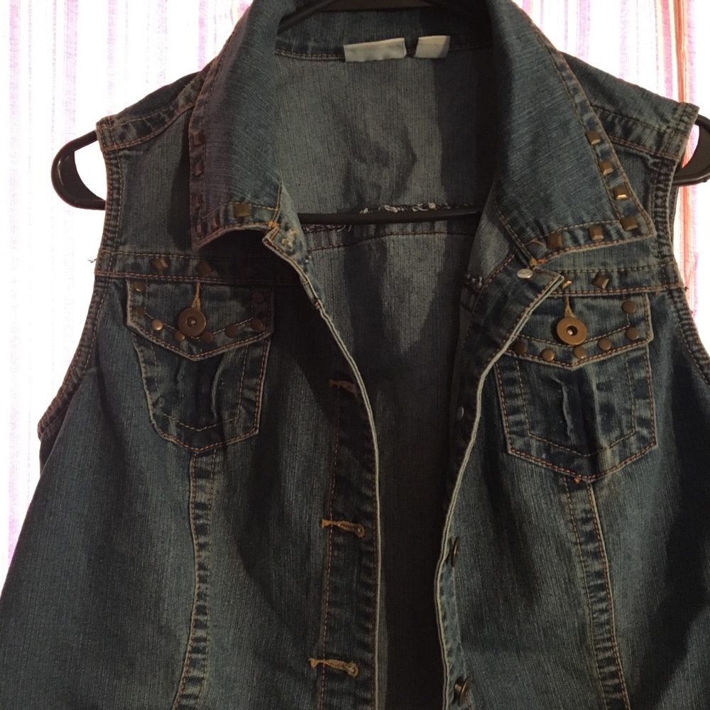 Vest - Picture 2 of 4